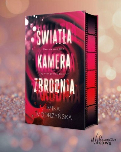 Przejdź do produktu ŚWIATŁA, KAMERA, ZBRODNIA (ILUSTROWANE BRZEGI)