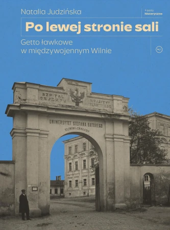 Po lewej stronie sali. Getto ławkowe w...