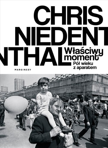 Przejdź do produktu WŁAŚCIWY MOMENT. PÓŁ WIEKU Z APARATEM